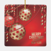 Schöne rote und goldene Weihnachtsbälle Platz Keramikornament (Rückseite)