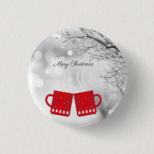 Schöne, rote Weihnachten ein Cup der Tee am Schnee Button
