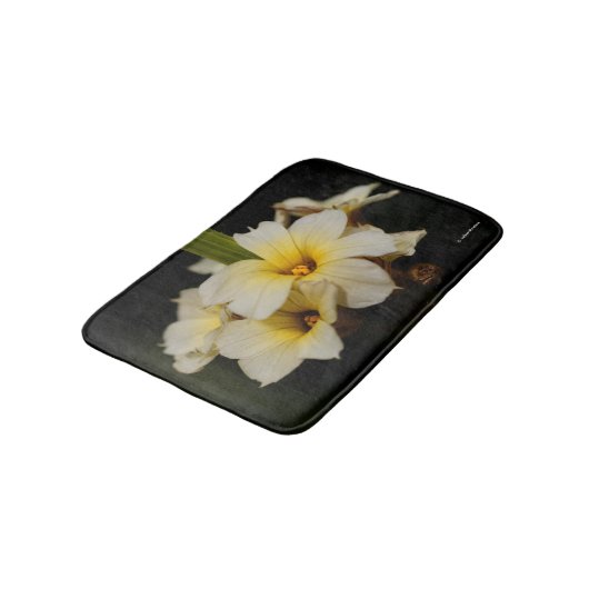 Schöne Satin-Blume auf schwarz Badematte (Schrägansicht)