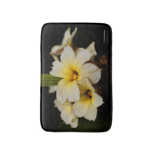 Schöne Satin-Blume auf schwarz Badematte (Vorderseite Vertikal)