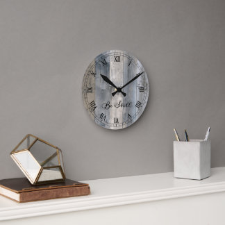 Schöne Schattierungen aus grauem Holz, seien Sie n Runde Wanduhr