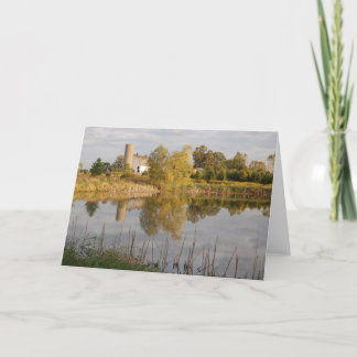 Schöne Scheune reflektiert im Teich Feiertagskarte