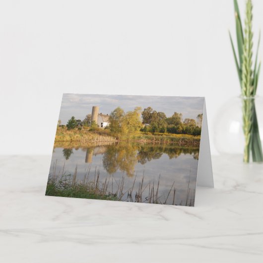 Schöne Scheune reflektiert im Teich Feiertagskarte (Vorderseite)