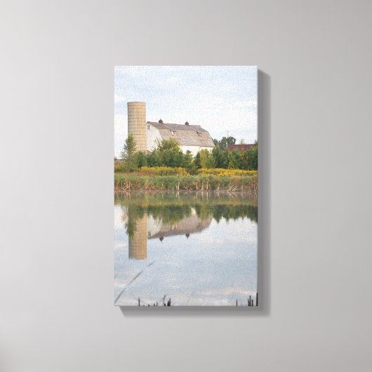 Schöne Scheune reflektiert im Teich Leinwanddruck (Vorderseite)