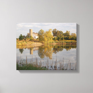 Schöne Scheune und Bauernhof reflektiert im Teich Leinwanddruck