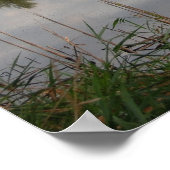 Schöne Scheune und Bauernhof reflektiert im Teich Poster (Ecke)