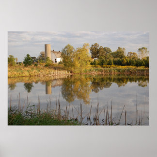 Schöne Scheune und Bauernhof reflektiert im Teich Poster