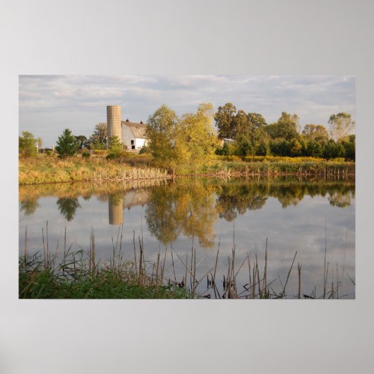 Schöne Scheune und Bauernhof reflektiert im Teich Poster (Vorne)