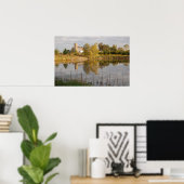 Schöne Scheune und Bauernhof reflektiert im Teich Poster (Heimbüro)