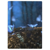 Schöne Schmetterlinge im Fantasy-Wald Klemmbrett (Rückseite)