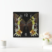 Schöne Schmetterlingsnähe Quadratische Wanduhr (Zuhause)