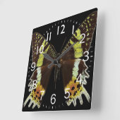 Schöne Schmetterlingsnähe Quadratische Wanduhr (Winkel)
