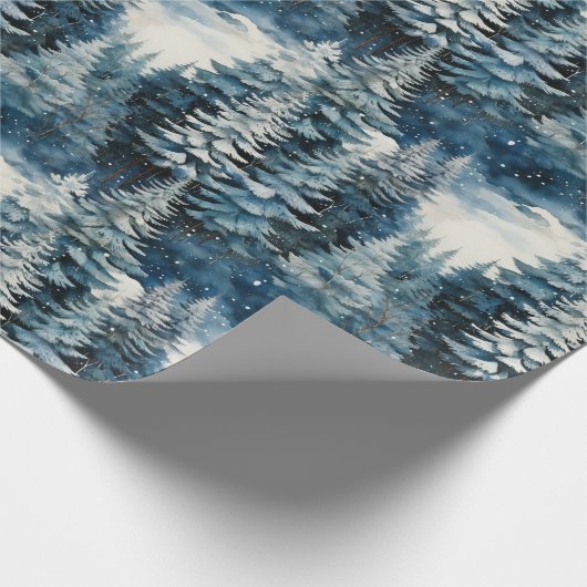Schöne schneebedeckte Pinienwälder Weihnachten Geschenkpapier (Ecke)