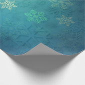 Schöne Schneeflocken auf Schatten von blau-grün Geschenkpapier (Ecke)