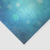 Schöne Schneeflocken auf Schatten von blau-grün Seidenpapier (Ausschnitt)