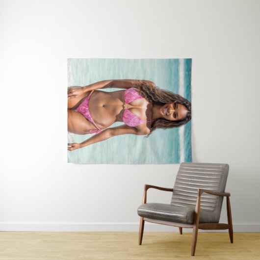 Schöne schwarze Frau in rosa Bikini Wandteppich (Beispiel (Horizontal))