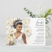 Schöne schwarze Hautbraut mit Hochzeitskogo Einladung (Stehend Vorderseite)