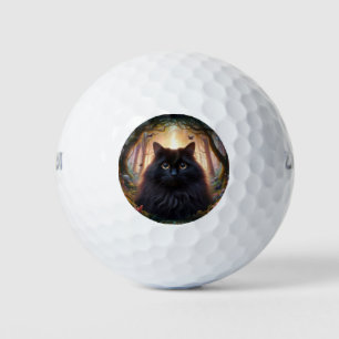 Schöne schwarze Katze mit goldenen Augen Golfball