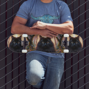 Schöne schwarze Katze mit goldenen Augen Skateboard