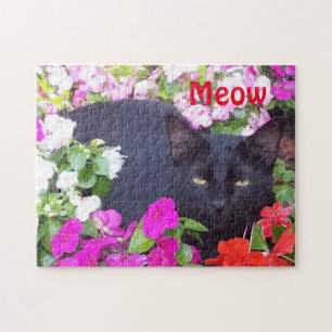 Schöne schwarze Katze mit grünen Augen in den Puzzle
