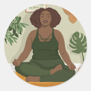 Schöne schwarze Kurvin meditiert Runder Aufkleber