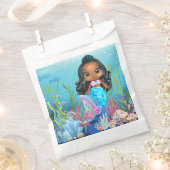 Schöne schwarze Meerjungfrau spielt im Meer Geschenktütchen (Ausgeschnitten)