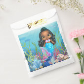 Schöne schwarze Meerjungfrau spielt im Meer Geschenktütchen (Versiegelt)