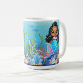 Schöne schwarze Meerjungfrau spielt im Meer Kaffeetasse (VorderseiteRechts)