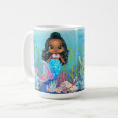 Schöne schwarze Meerjungfrau spielt im Meer Kaffeetasse (Vorderseite Links)