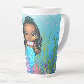 Schöne schwarze Meerjungfrau spielt im Meer Milchtasse (Rechte Ecke)