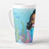 Schöne schwarze Meerjungfrau spielt im Meer Milchtasse (Linke Ecke)