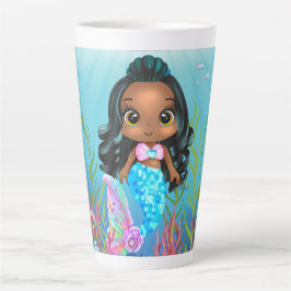 Schöne schwarze Meerjungfrau spielt im Meer Milchtasse