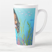 Schöne schwarze Meerjungfrau spielt im Meer Milchtasse (Rechts)