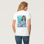 Schöne schwarze Meerjungfrau spielt im Meer T-Shirt (Rückseite Vollansicht)