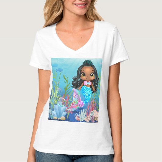 Schöne schwarze Meerjungfrau spielt im Meer T-Shirt (Vorderseite)