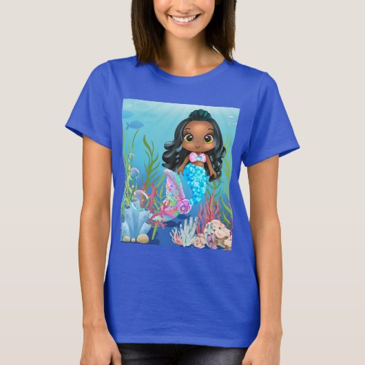 Schöne schwarze Meerjungfrau spielt im Meer T-Shirt (Vorderseite)