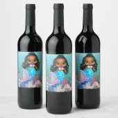 Schöne schwarze Meerjungfrau spielt im Meer Weinetikett (Flaschen)