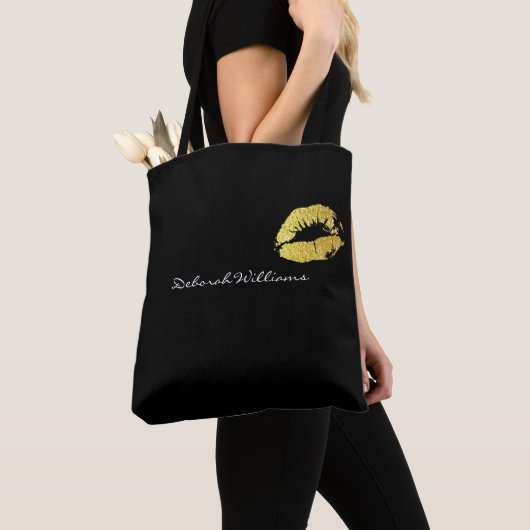 schöne schwarze Tasche mit ihrem Namen und goldene (Von Nahem)