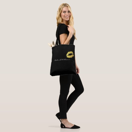 schöne schwarze Tasche mit ihrem Namen und goldene (Am Model)