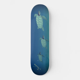 Schöne schwimmende Meeresschildkröten und Kalligra Skateboard