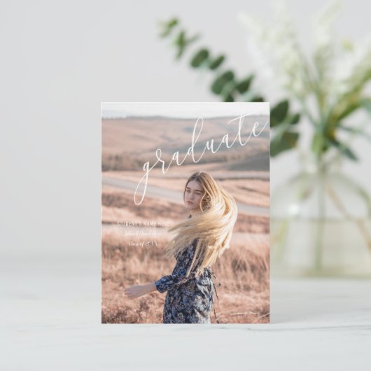 Schöne Script Foto Abschluss Ankündigung (Stehend Vorderseite)