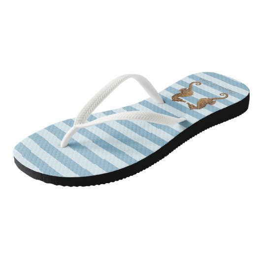 Schöne Seepferde in Liebe auf hellblauen Streifen Badesandalen (Schrägansicht)