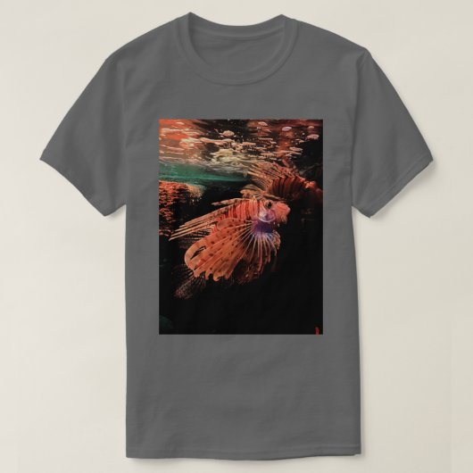 Schöne Seeteufel in der Unterwasserwelt T-Shirt (Design vorne)