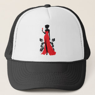 Schöne Silhouette der jungen Frau mit Weinglas Truckerkappe
