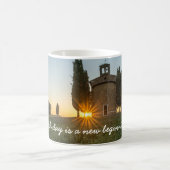 Schöne Sonnenaufgang-Glockenturm-Wiese Kaffeetasse (Mittel)