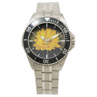 Schöne Sonnenblume mit dunkelbraunem Hintergrund Armbanduhr