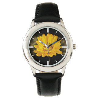 Schöne Sonnenblume mit dunkelbraunem Hintergrund Armbanduhr