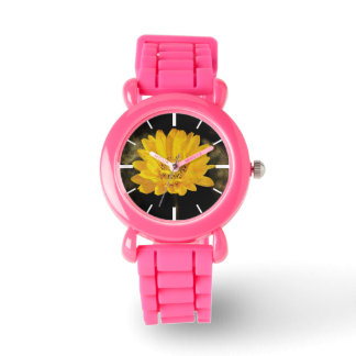 Schöne Sonnenblume mit dunkelbraunem Hintergrund Armbanduhr