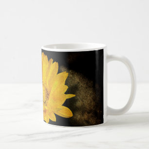 Schöne Sonnenblume mit dunkelbraunem Hintergrund Kaffeetasse