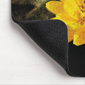 Schöne Sonnenblume mit dunkelbraunem Hintergrund Mousepad (Ecke)